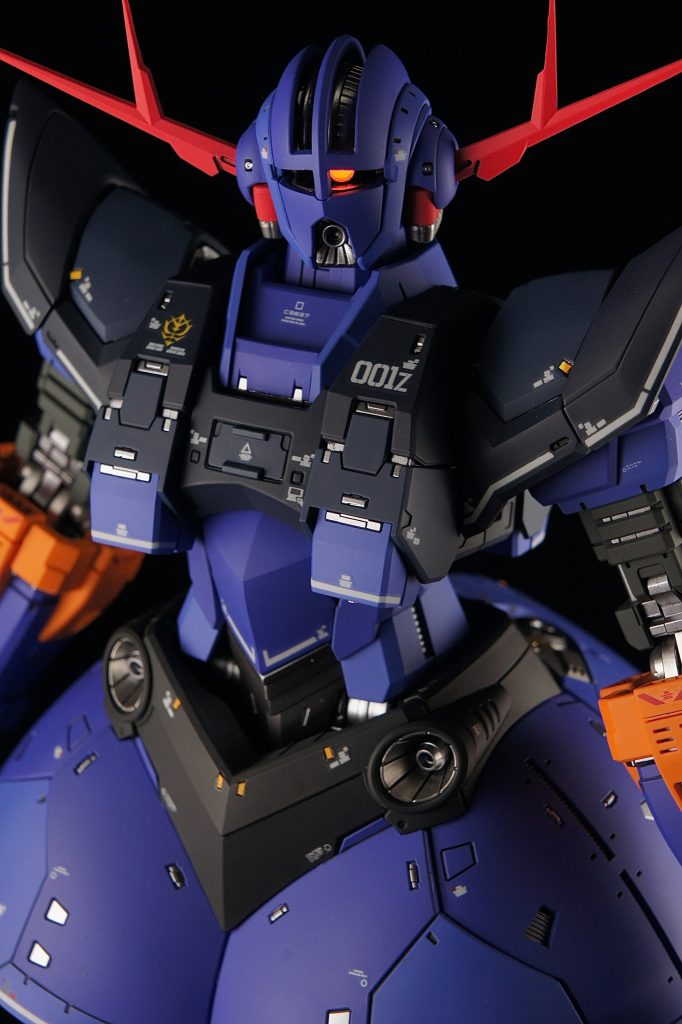 モノアイの発光が、フレームに反射するのがたまらない。