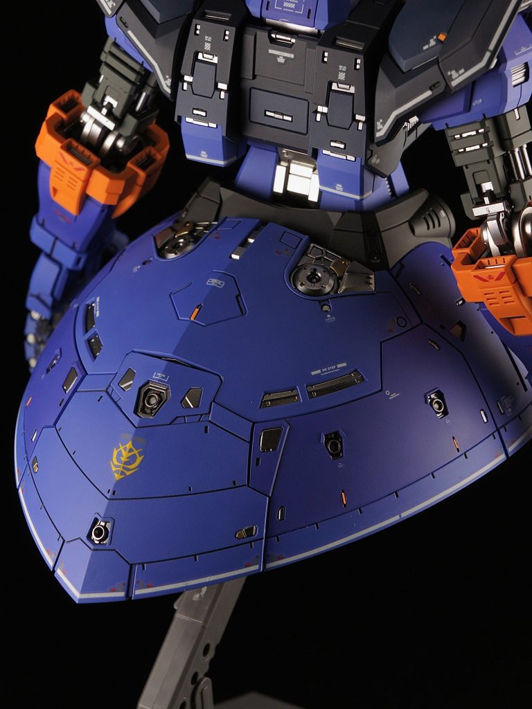 スカート部分も情報量がみっちり。今回はオレンジチップを貼ってみました。