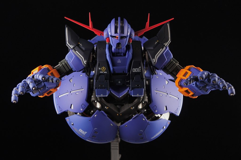 ジオングは指ビームがメイン武装なので、劇中は手を前に向けたポーズが多い。それが余計に亡霊っぽいという。