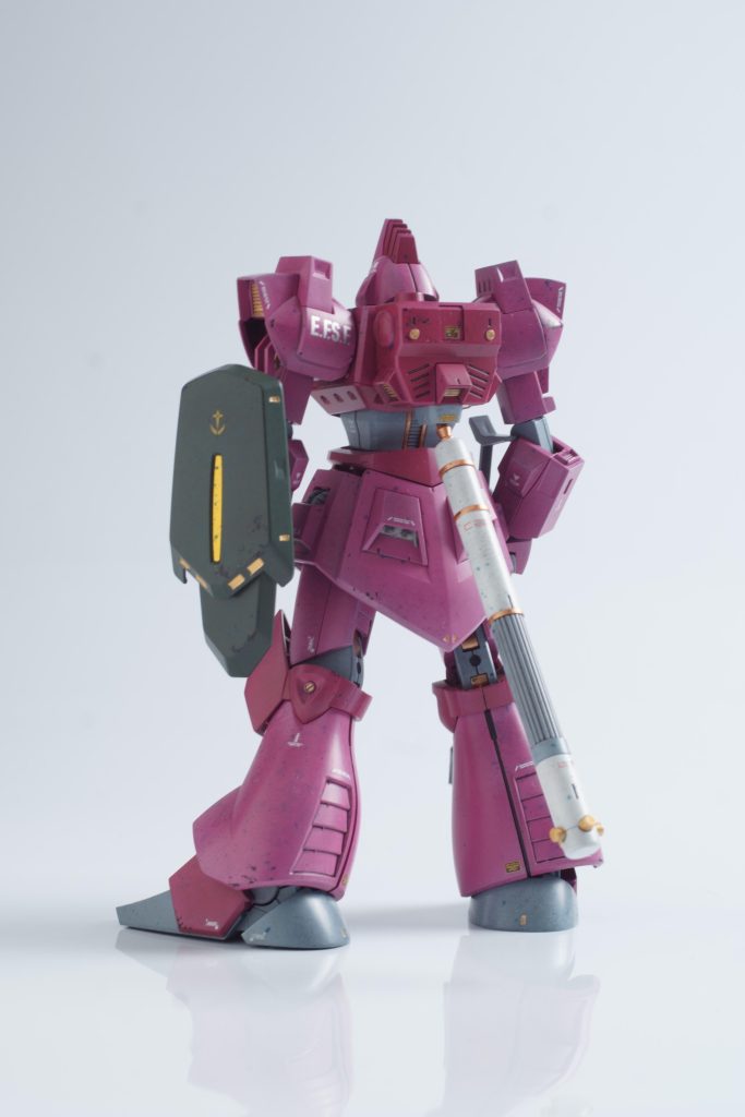 プロペラントタンクはビルダーズパーツを使用していますので、サイズ的にはピッタリ。バックパックへのマウントパーツを、削って形状を合わせた程度です。ヌーベルジム3にも使用しました。