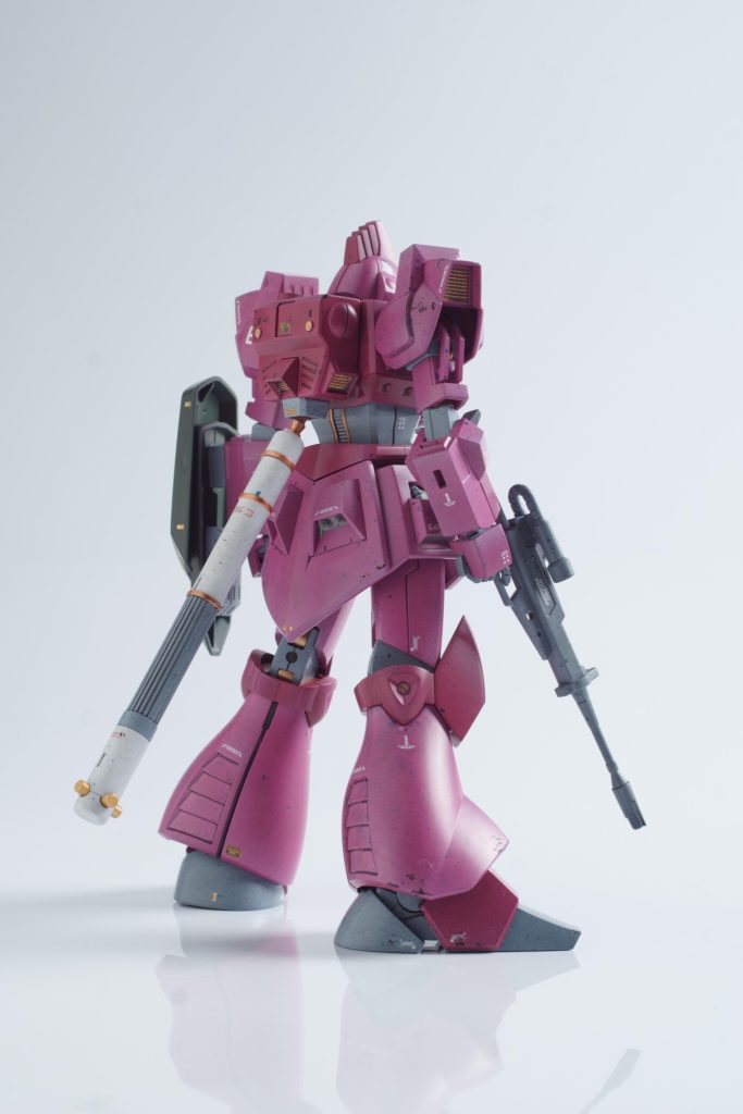 グラデーション塗装で機体色を吹いていますので、若干のロービジ感はあるかなぁと。ウェザリングは、スミイレ黒をティッシュでポンポン叩いて全体的にトーンを落としました。組み立て後に、ウェザリングカラーの青をペペペっとかけています。一部滲ませたりして雰囲気を出しています。