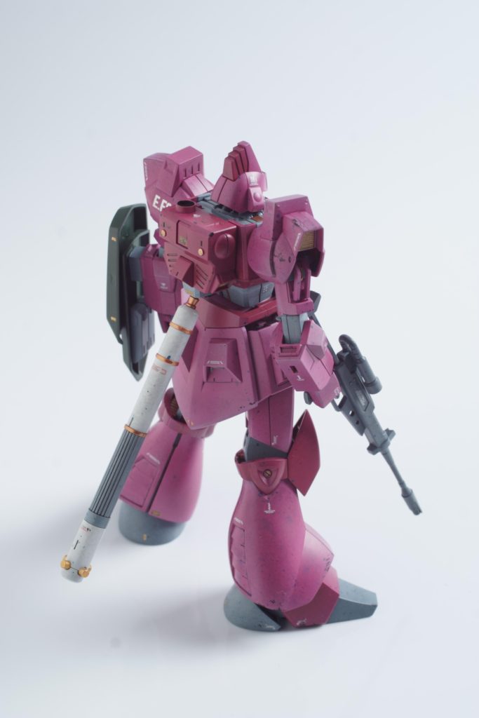 基本的に弄っていないとはいえエッジを出すためにあちこちヤスリは入れています。合わせ目処理をしたのは、バックパック上部のみ。〇ディティールは削り取って合わせ目を消して、別の〇モールドパーツを接着しなおしています。