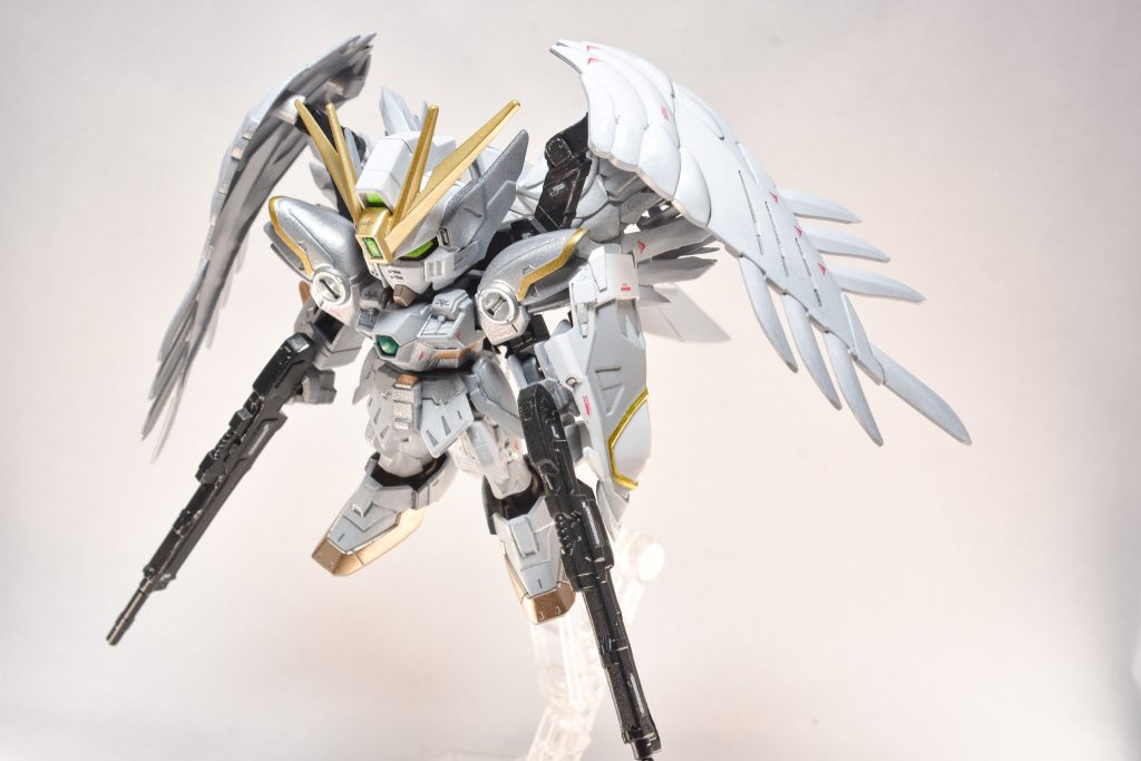 以上、SDEXウイングガンダムスノーホワイトプレリュードでした。よく商品棚に残っているイメージで語られがちのEXですが、本機より後発のTVゼロは肩の後ろも作られていますしライフリは変形可能だったりと少しずつ進化しているシリーズでもあります。今回も造形はほぼ無加工ですし短所ばかりではないシリーズですのでぜひ一度挑戦してみて欲しいです。そして俺と同じ苦労を味わうがいいフハハハハ!!! おまけ魔改造に至った経緯、より細かい改造、そして何より自分が苦しむ姿ははこちらの動画をどうぞwwhttps://youtu.be/-OmzdYK2oGQ4/17 更に追記ウイングコンの投票も終わったので書きますが、予選通過と知らされた時はちょうど趣味活動の引退を考えていた時期でした。理由は家族の病気です。しかし仲間に相談した際に「 病気の事を考えるだけが闘病ではない」と言われたことで考え直し、今後も家族に寄り添いながらゆっくりと続けていくことにしました。同じような悩みを抱えている方、一緒に頑張りましょう。医師や研究者の方、そちらを目指す方、どうか痙性対麻痺の根治治療を確立して下さい。お願いします。趣味活動も人生の一部。数年先、数十年先も家族と笑い合って過ごせるように、自分自身のメンタルケアも兼ねて続けていこうと思います。それではまた。