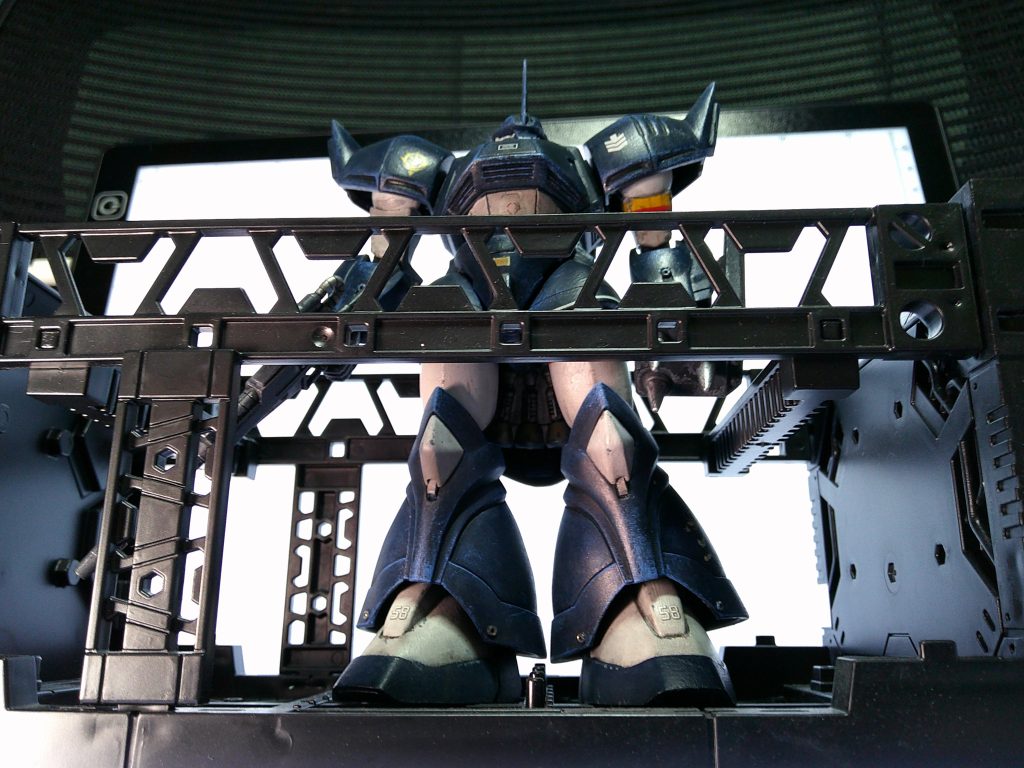 100禁のディスプレイベースを横にしてセット。下からのアオリでジオン脅威のメカニズム感を出そうとしています。ベースはそのまま使いましたが、少し物足りないので今度塗装しようと思っています。