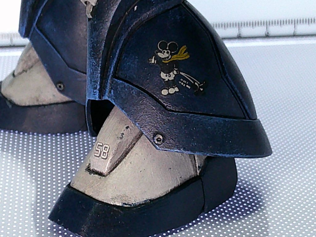 足元のワンポイント。塗装がフォッケウルフイメージでしたので、フォッケウルフ( メッサーシュミットだったかも?)を作ったときに使用しなかったデカールを貼ってみました。これはアレですよね黒いネズミですよね。戦闘機模型からデカールを流用すると収まりが良くてオリジナル感も増えますね。