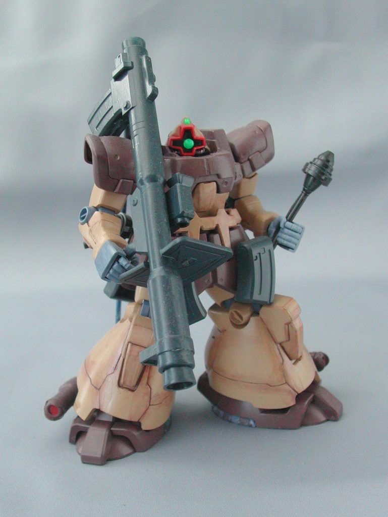 ということでオマケでドム・トローペン砂漠カラーです。かなり昔に作ったものです。（おそらく発売時期の2002年2月頃？）通常のドムトロよりもこの砂漠カラーの方が付属武器が多くオトクなんですよね。（今では入手困難キットになってしまいましたが・・・）最後までご覧いただきありがとうございます。 