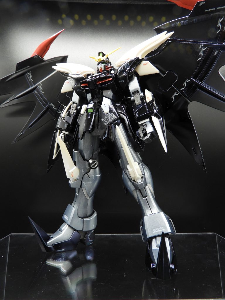 全身メタリック。ホワイト部分には、サファイアブルーでブルーの光沢が得られるようにしました。