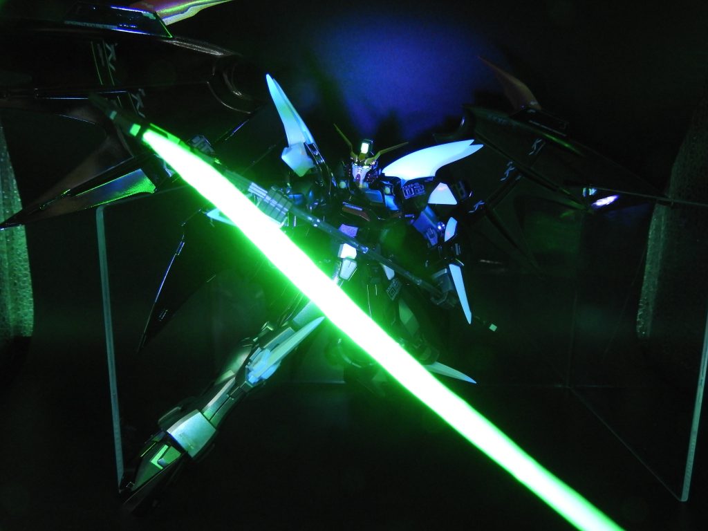 ボックスアートをイメージしたポーズで。UVライトを当ててビームサイズを発光。