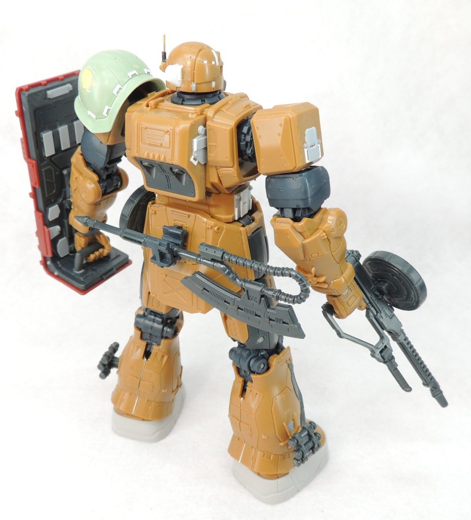 ■頭部について 正中の支柱と後頭部の突起?をプラ板で自作しました。後頭部の突起はアニメ調の尖った形状ではなく台形とし、作業機械然とした雰囲気が出るようにアレンジしました。0.8mm真鍮線でアンテナを追加してみました。