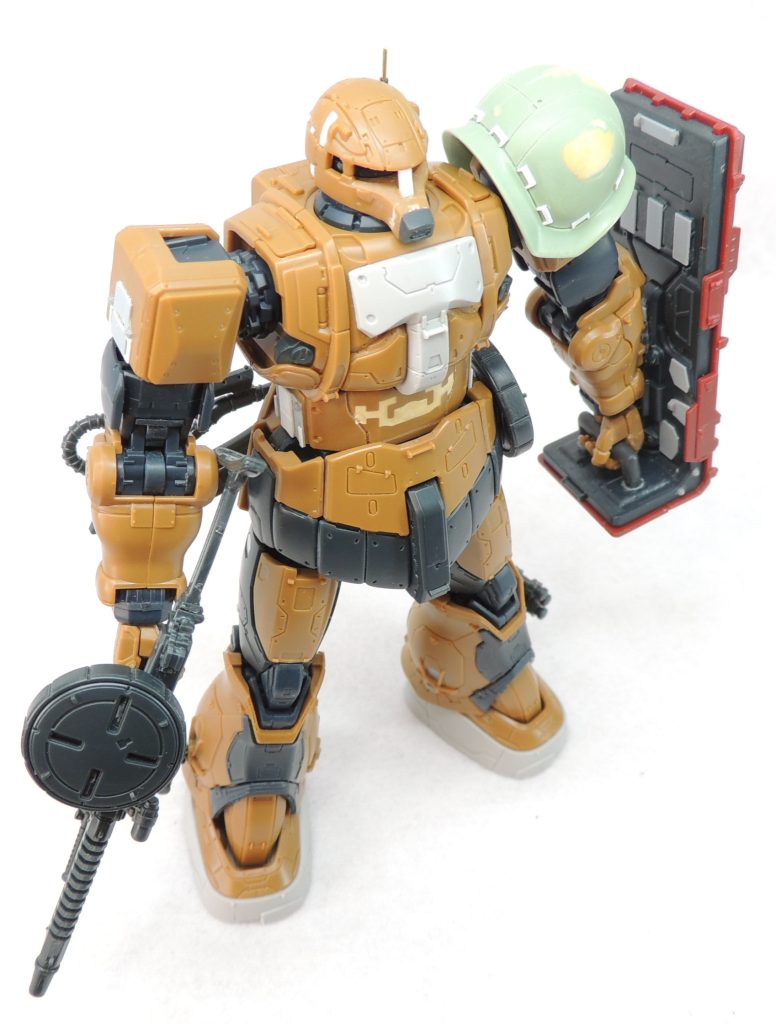 ■武装について 手まわりが寂しかったので、余ったシールドを手持ち式に改造しました。形状を若干変更し、空いた穴はプラ板で塞ぎました。キット付属の握り手でしっかり掴めるように、