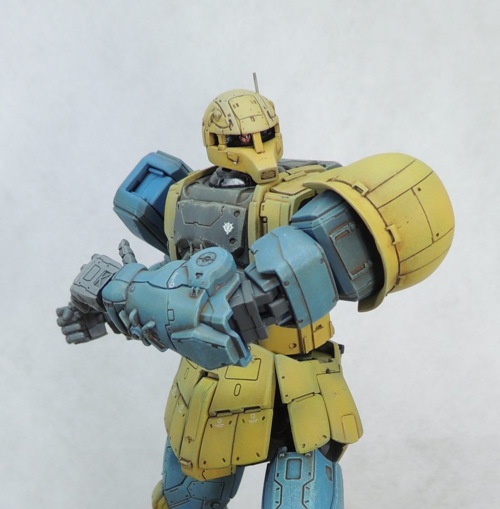 旧ザクを作れば必ずやりたくなるポーズ?徒手空拳でアムロのガンダムに戦いを挑む「ガデム艦長機」のイメージでポージング。