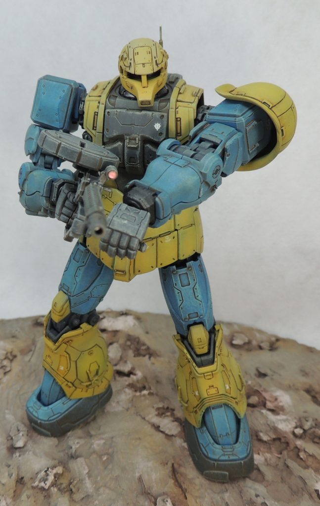 ザク・マシンガンを構えた状態。