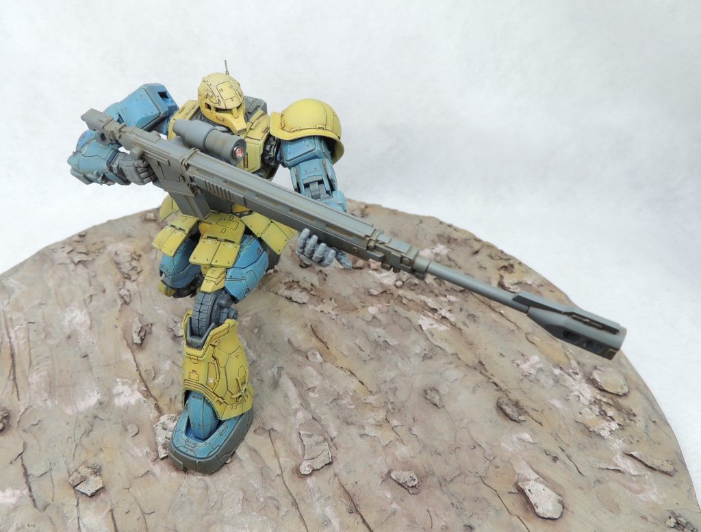 対艦用ライフルを構えた状態。