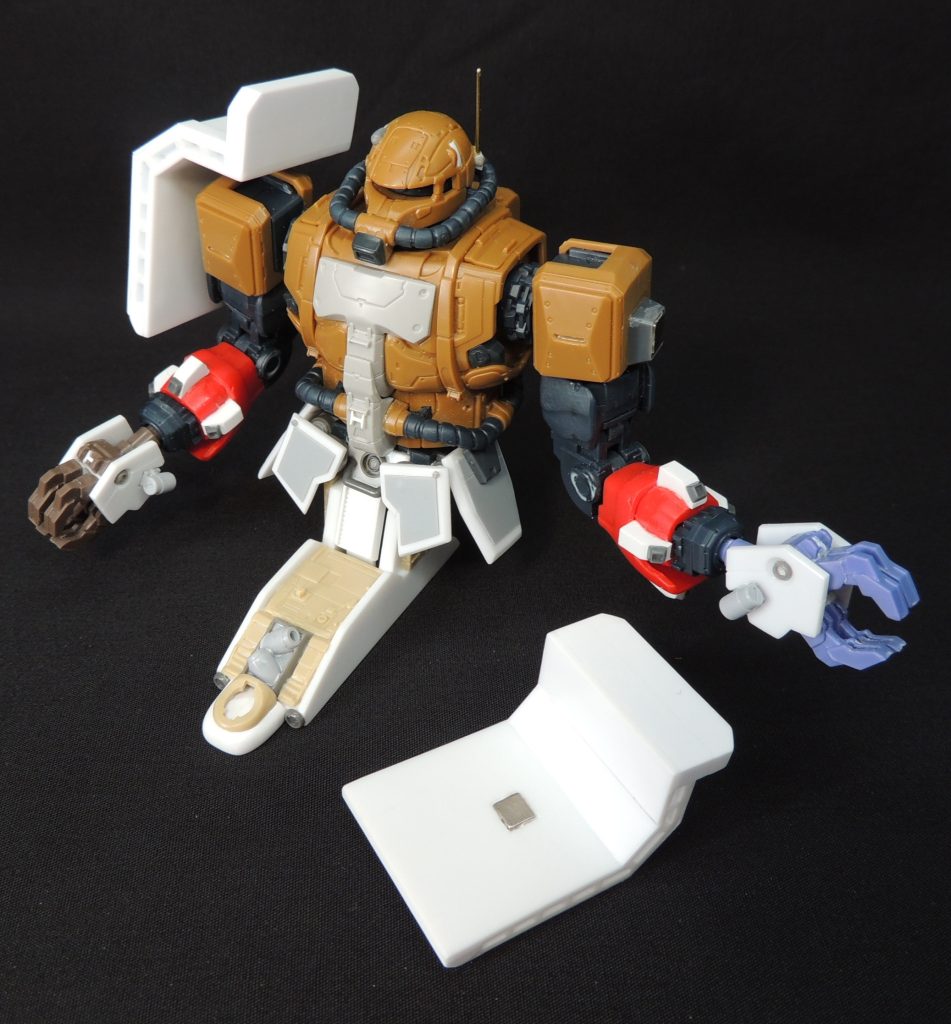 ザクタンクの特徴的な両肩のシールドはプラ板製であり、肩との接続は、当初、ボールジョイントにしていましたが、ヘタリ防止を兼ねてネオジム磁石に変更しました。腕部はエポパテの塊を削り出して複製しようとしましたが、上手くいかなかったため、軽量化とパーツの統一性を兼ねてグフカスの腕を流用し、形状をアレンジしました。