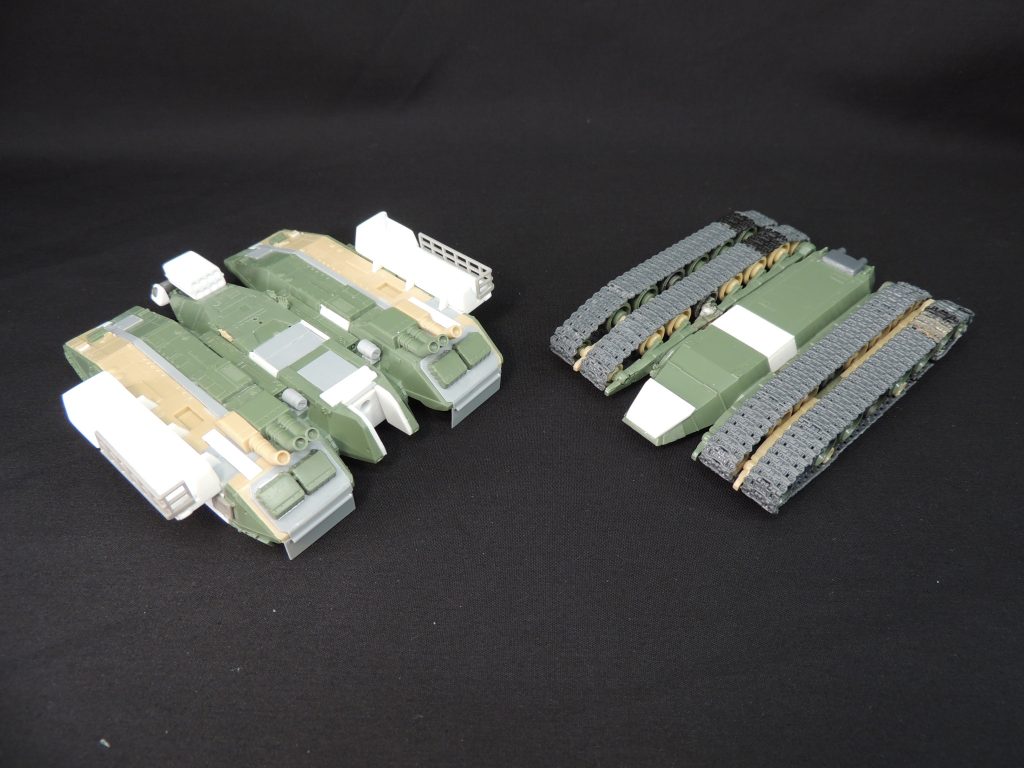 マゼラアタックは前後で11mm延長し、プラ板を挟み込みました。キャタピラは2列×2セットとし、転輪を1つ増設して大型化しました。運良く近所の古物商で、手頃な価格でEXモデルのマゼラアタック(1箱に2機セット)を入手できましたが、転輪を5つから6つにする関係上、もう1機分のパーツが必要となりました。結局、キットの入手が叶わなかったため、過去に製作していたEXモデルのマゼラアタックをクラッシュさせて部品取りすることに…。