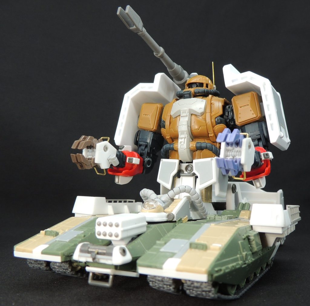 製作中のショットです。白い部分はプラ板による工作で、両手はロイロイの脚部、赤い部分はグフカスの腕を流用しました。ソラリ機は頭部・上半身・両肩と二の腕・脚部接続用パーツを使用。マゼラベースは大型化させるための改造(後述)を行っています。