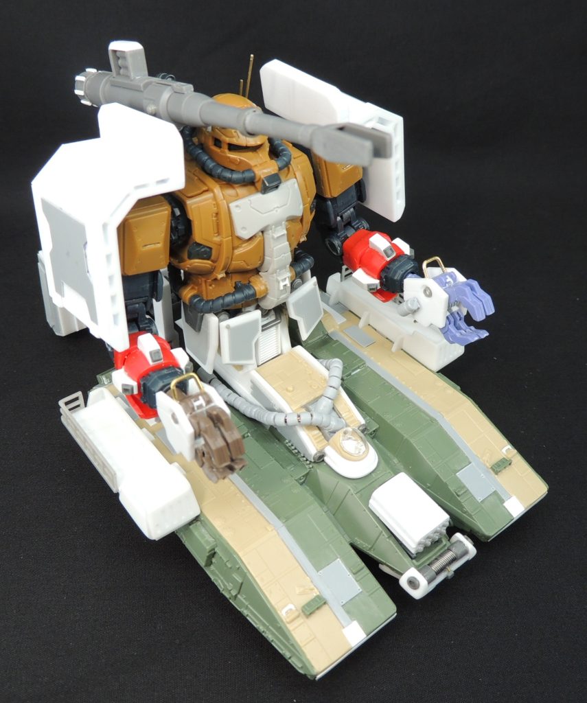 仮組は重要で、各部のバランスチェックやディティールの粗密の確認等を行います。設定画と異なる力強いザクタンクに仕上がりそうです。なお、大腿部の付け根の可動軸を生かして、後ろに反り返ったり、前傾姿勢をとれるようになっています。