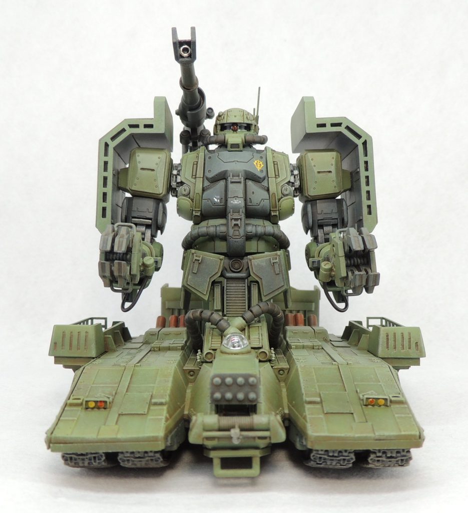 プラ板工作では、左右の形状・サイズ・位置関係等に細心の注意を払い、シンメトリーに気を付けて作業を進めました。また、既存のキットと自作部分が上手く融合するように、スジ彫り・プラ材の貼付け・市販パーツの貼付け等により、適宜ディティールの追加を行っています。