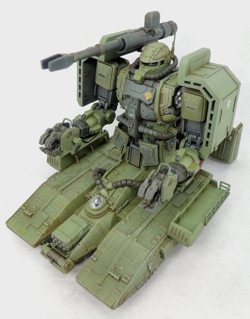 設定画の腕部は華奢ですが、キット部品を極力生かす方向で改造したため、力強いフォルムになりました。巨大な腕部の可動のクリアランスを確保するために、両側に突き出たバルコニーのサイズや腰部の接続位置を調整しました。