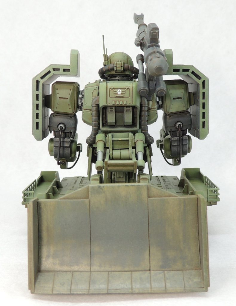 ブルドーザーのブレード部分については、実際の車両をよく観察することで、リアルな塗装とウェザリングの参考にしました。泥や埃による汚れ具合や塗装の剥がれ等、実機を見て得た情報を模型にフィードバックしています。※模型のためとはいえ、寒い中立ち尽くし、重機をまじまじと眺める姿は、我ながらアヤシイ人物に思われそうだと感じ、声かけられたらどうしようとハラハラしてました…。