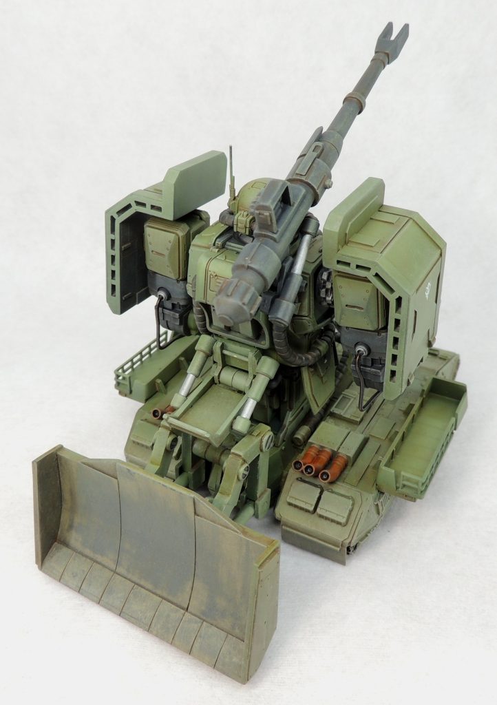 機体色はラッカーのカーキグリーンを主体とし、カラーモジュレーション塗装を行いました。その後、エナメルのブラウン系でのウォッシングや、明るいグリーン系の色でハイライトをドライブラシすることにより、立体感を強調しています。全体的にドッティングやフィルタリングを行うことで、退色表現を行いました。