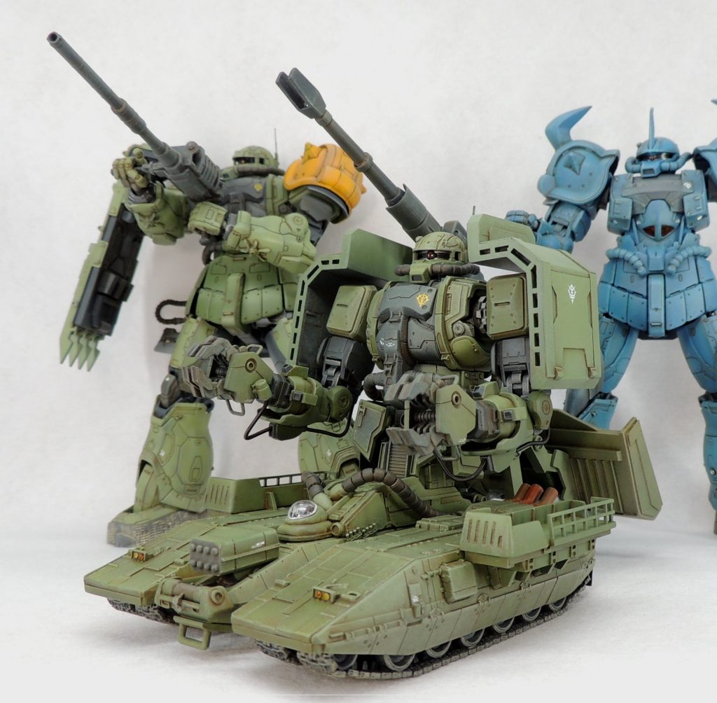 以前製作したザクⅡ・グフカスタムと揃い踏みです。ザクⅡにはマゼラトップ砲を無改造で持たせることができます。