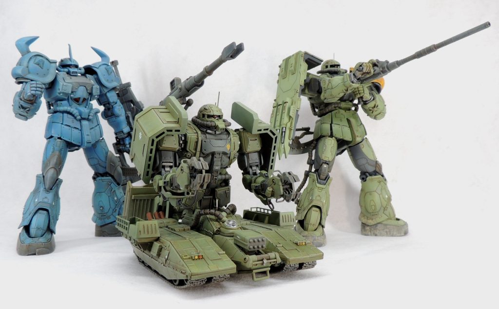 大腿部の付け根の可動軸を残しているため、ザクタンクに前傾姿勢を取らせることができます。前のめりになり、顔を上げ、手を突き出し、キヤノン砲の照準を合わそうとしている感じは、攻撃の意思を感じさせてくれます。