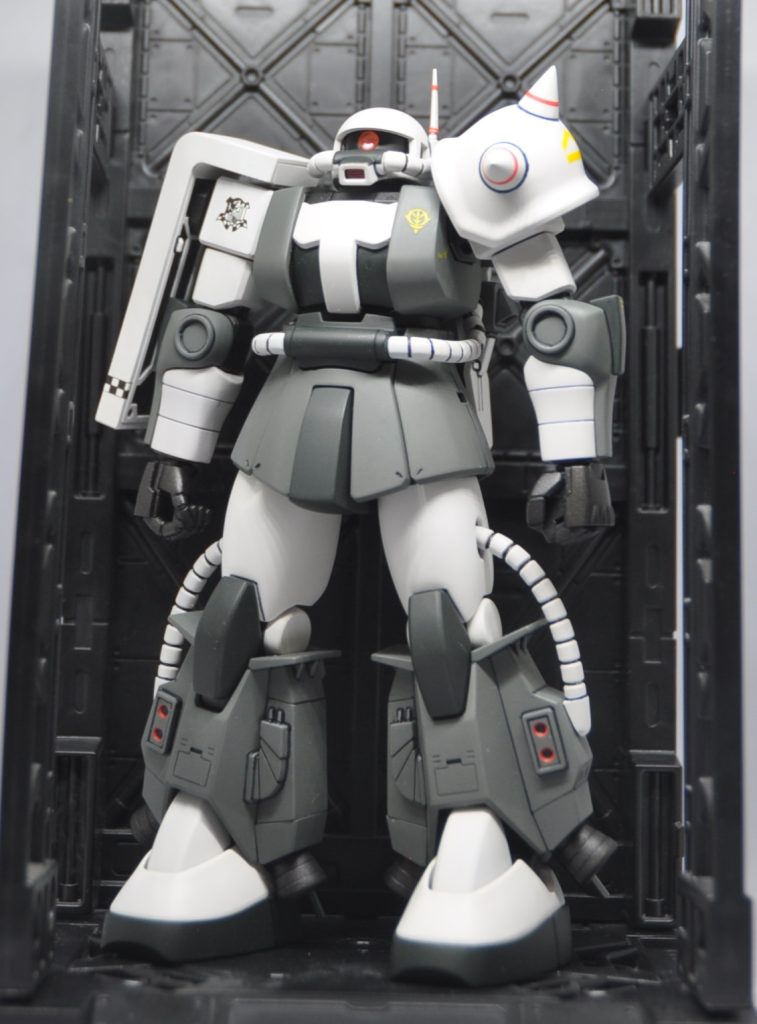 ホワイト:ヘキサギアカラー ヘキサホワイトグレー:ミスターカラー 軍艦色(2)ブラック:ミスターカラー RLM70ブラックグリーン(頭部は水性ホビーカラーブラックグリーン)フレーム・武器:黒鉄色レッド:ホワイトで下地を作った上にタミヤエナメル フラットレッドフレームや含む武器を黒鉄色で塗っているのは、旧キットMSVの高機動型ザクを参考にしています