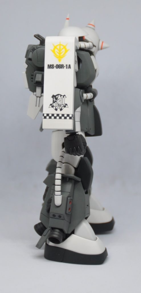 右側面古いデカールを使ったので、シールド用のデカールが割れまくって大変でした。デカールはナマモノ…