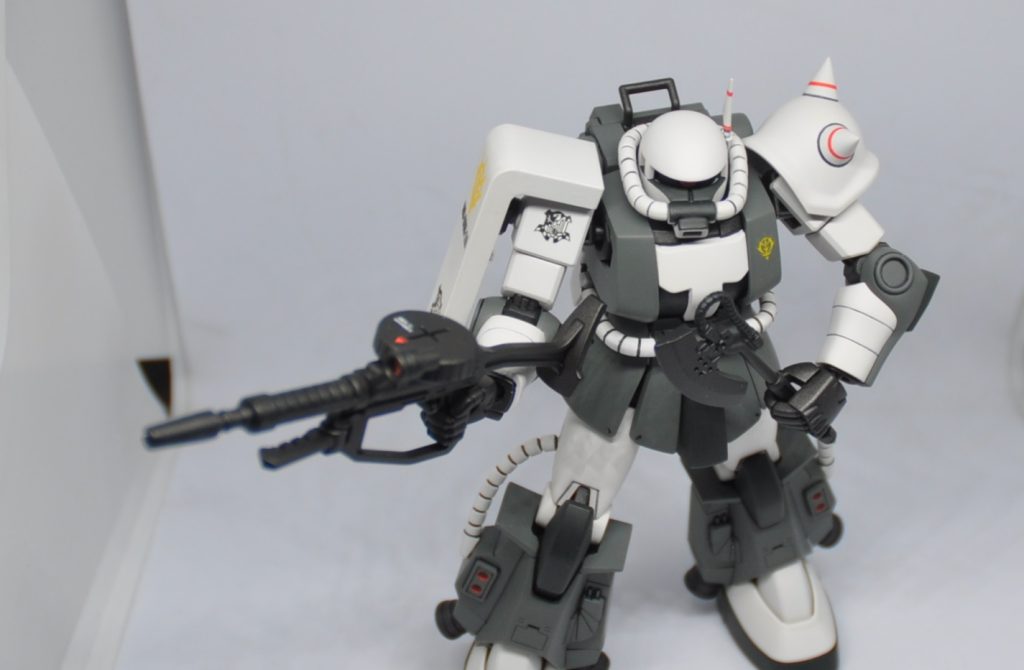 ザクマシンガン ヒートホーク旧MSVの高機動型ザクの塗装指示を参考に、フレーム部同様の黒鉄色で塗装。MGマンスフィールド機もヒートホークがブラックの塗装ですし(ここも他のMG高機動型ザクと違ってて不思議)