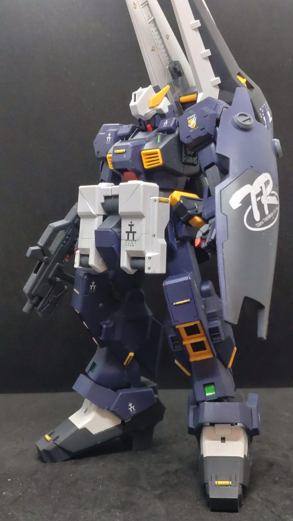 ヘイズル改で気になった腕や脚が気にならなくなったかな？という印象です。サブアームユニットだけは胴から浮きすぎと感じたので接続パーツを一つ省いています。機体色は成型色つや消しコート後に青、緑、黒の塗料でフィルタリングしていきました。この辺は元の成型色との比較撮影が無いとわかりにくいですね。指先は割れるが怖かったので水性塗料で白ベース→赤での筆塗りです。やっぱりTR計画の機体はキレイ目に仕上げる方が好みだし、何より清潔な雰囲気が似合うように思います。