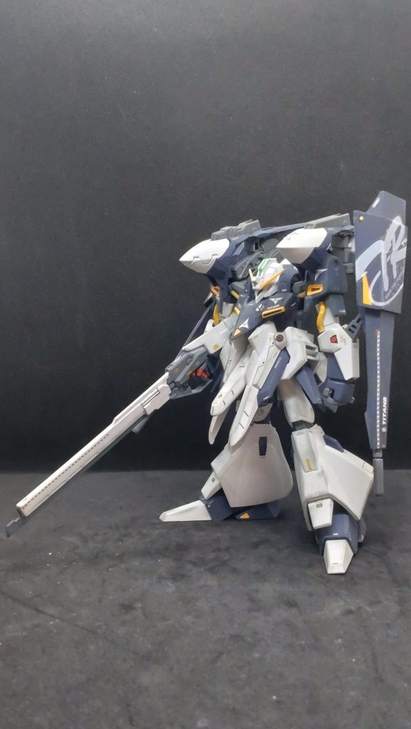 これをやっといてなんですが、AOZはやっぱりキレイ目の仕上げのほうが似合いますね。ただ「成型色活かし」だと少し汚しを入れると一気に雰囲気が良くなるようにも思います。何にせよ、やっぱりこのボリューム感と長物武器は格好良いですね。