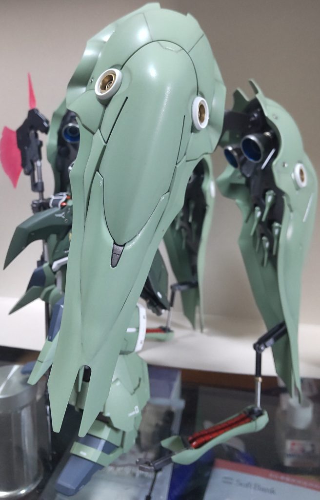 横にも縦にも大きく場所を取ります。隠し腕ががんばらないと自立できません😅パーツも大きくて筆塗りがしんどかった記憶があります。