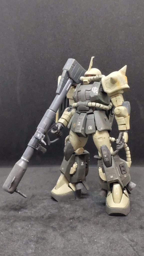 足は薄緑の塗料が足りなくなりこうしましたけど、これはこれで格好良いですよね。ジオニストでは無いんですけども、あえて言うならザクニストなのかもと最近は思ってます。