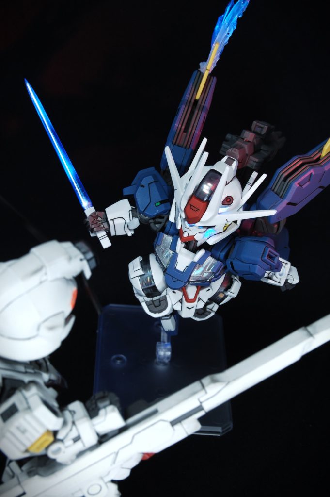 ビームサーベルは短くして蛍光ブルーで塗装し、根本と先っぽにシルバーを吹きました。 シェルユニットは、釣り用ホロシールを下に敷きクリアパーツの裏面にパールを塗りましたが、ちょっと厚く塗りすぎたのでライティングを工夫しないとあまり光りません。
