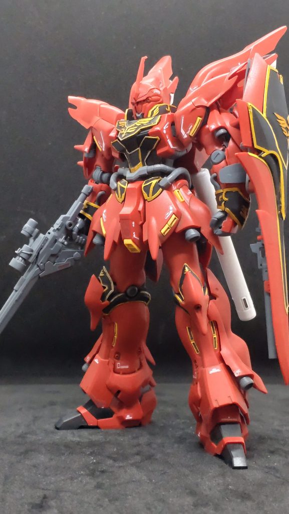 金は筆塗り、赤には緑でフィルタリングをしています。設定がそうだと言われたらそれまでなんですけど、やっぱりジオンの機体と言うより連邦の機体を作っている感覚でして。何とも不思議な感覚で作業してました。