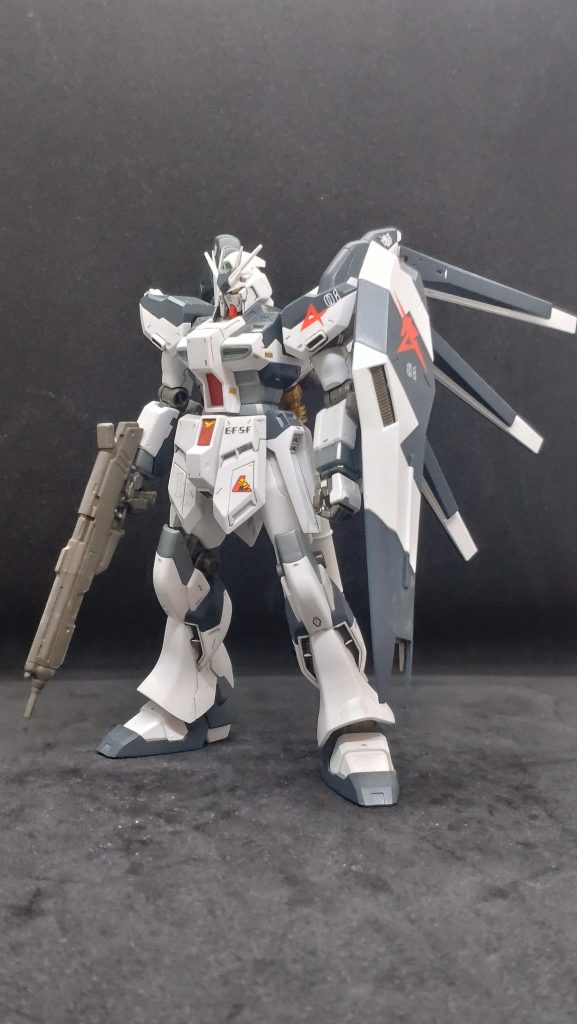 一度は考える通常のニューガンダムカラーっぽくやってみました。青味の強いパープルにするか結構悩みました。ちなみにデザイナーの方の筆も変わっていくので同じ機体でも時期によってシルエットが大きく変化するのはあり得ることだと思っていて。それぞれ楽しめばいいかなと個人的には思ってます。