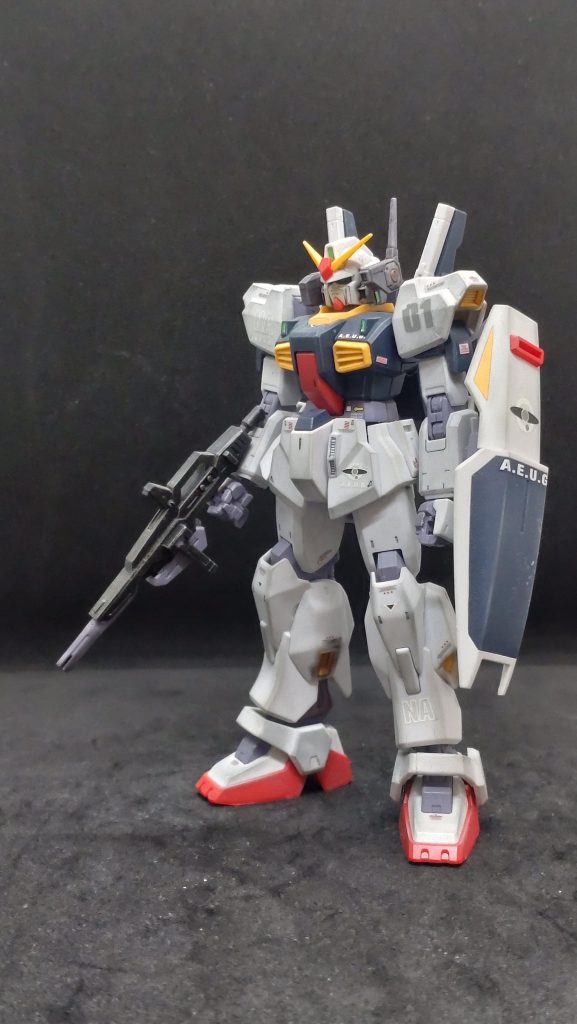 作ってると子供の頃に旧HGにランナーの色分けやすでに肩に入ってる文字なんかに驚いたことを思い出しました。今回はZZ時代のイメージで製作しました。というのも・・・。