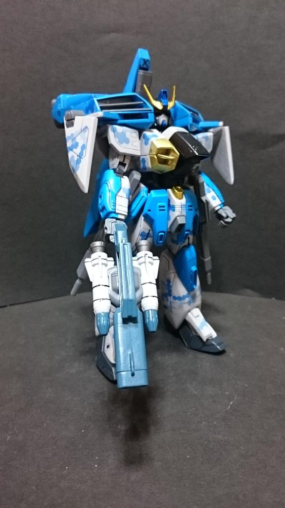 この時代の特徴として、腕の指が四本動きます。凝っているといえますが、うっかり接着剤を可動部に流し込まないように気を付けないととんでもないことになります。