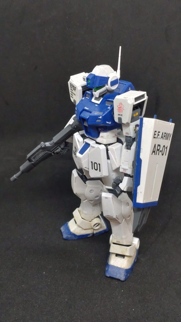 ようやく3機揃えることができた記念に。ゲームでは右肩に大きくEFFで左肩に赤い部隊章、思い出的には武装はロケットランチャーにしたい。さぁどうする?と悩んで結局好みを優先しました。最新鋭機なので汚れは足元以外控えめに。やっぱり3機そろうと壮観です。そして欲しくなるのは「オアシス」ことホバートラック。うーん、どうしよう。