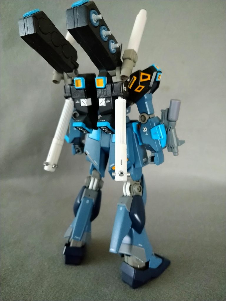 背中にMSファンネルをポン付けしてみたのが始まりでした…。六個を四個に減らそうとして失敗し、結局そのまま（ ファンネルではなくインコムということにしてくだされ） 