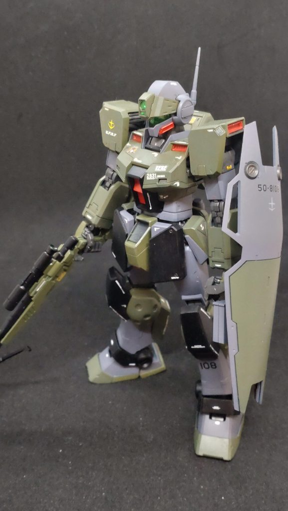 ホワイトディンゴと併せて4機同時製作にチャレンジしてみました。作業スペース無くて大変ですけど、とても楽しかった。せっかくのクリアーバージョンなのでスラスターやバーニア内は軽く赤を乗せたクリアーパーツを活かしてます。 