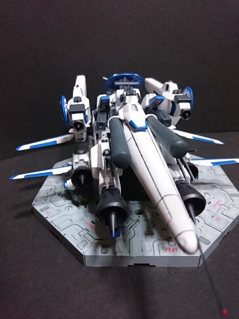 立て続けに三隻が目視不可能な攻撃で沈められたことでようやく龍姫の存在に気付いたテロリストたちが最大船速で距離を詰めようとしてくる。龍姫は射程外から狙撃してきているのだから、まずこの距離をどうにかしなければならない。その間にさらに二隻が沈んだ物の、なんとか射程内まで接近できた瞬間、テロリストたちは全部のミサイルを打ち放つ、遠慮も余裕も後のことも考えていない。そんなものはここまでに沈められた僚艦と共に消え去っている。数が減ったとはいえ、それでも数で勝る艦の全力のミサイル攻撃に対し、龍姫は静かに両舷のメガ粒子砲を起動、拡散モードで照射すると自艦に向かってきていたミサイルを一掃し、テロリストたちに絶望を叩き込む。圧倒的戦力、それを見たテロリストは撤退となおも交戦する二種類にわかれた。この時点で統率は完全に失われている。