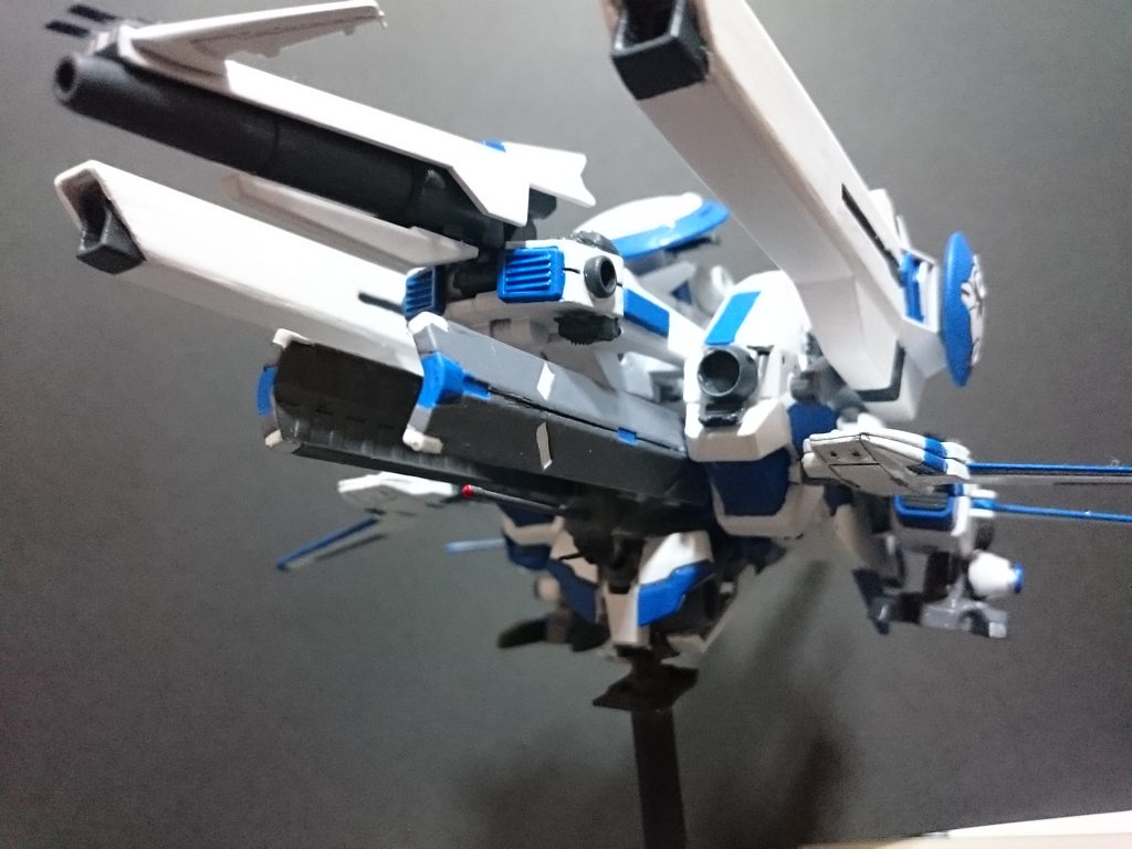 宇宙に出た龍姫はその高性能なセンサーで相手の船より早く敵を認識、その首を前に伸ばすように手法の発射口を伸ばす。次の瞬間、宇宙の黒が一閃の意味を持って切り裂かれる。テロリストの戦艦の一隻が一瞬の沈黙をもって爆散した。彼らは認識する前に死んでいただろう。龍姫の大口径レールガンから放たれたガンダリュウム合金製の弾丸が船首から船尾までを貫いたことなど、ほかのテロリストの船でさえ認識できなかったはずだ。ただ一つ、自分たちが何かとんでもないものに刈られる側にいるということだけは理解した。