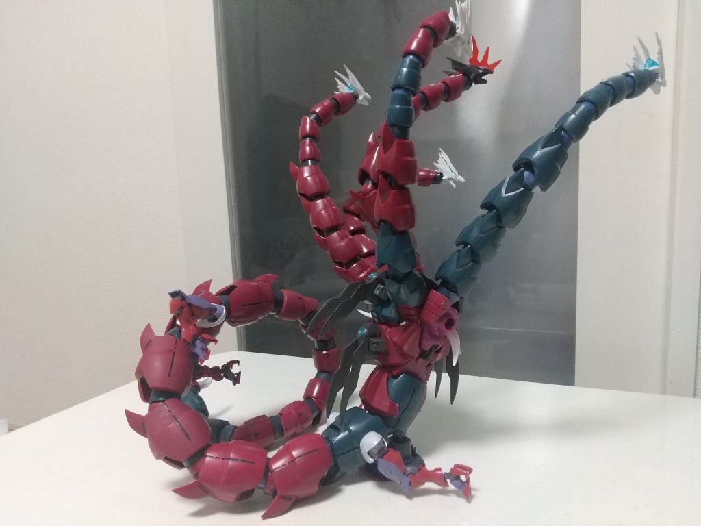 仮組み。真ん中の頭が司令塔という設定で、他と差別するためにここだけダークネスドラゴンにしました。胴体の長さが足りないと感じ、この後更にパーツを追加して延長しています。この後、胴体と首の大量のパーツへ、ひたすらスジ彫り作業・・