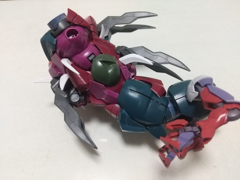 ディランザの羽？パーツをヒレに見立てて設置。右側の赤と紫で組まれているが脚ですね。脚はドラゴン○ールの○龍のような形状をイメージして、ベギルペンテの足パーツを選定。