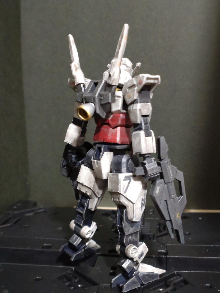 デカールは派手にペタペタとりあえず全体に半光沢クリアを吹きその上に水性ホビーつや消し黒グラデーションっぽく黒を消していく予定がなかなか色が落ちなかった下は光沢クリアのが色落ちはしやすいのか?また次回