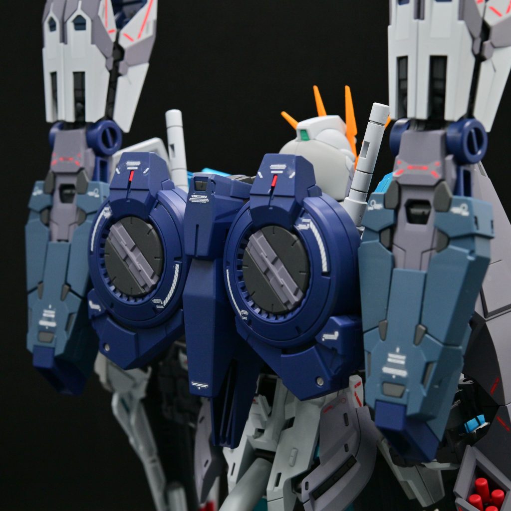 バックパックは設定色はグレー寄りなのですが、ヒロイックに明るめの色にしました。各所にレッドチップやメタルパーツで加飾しています。