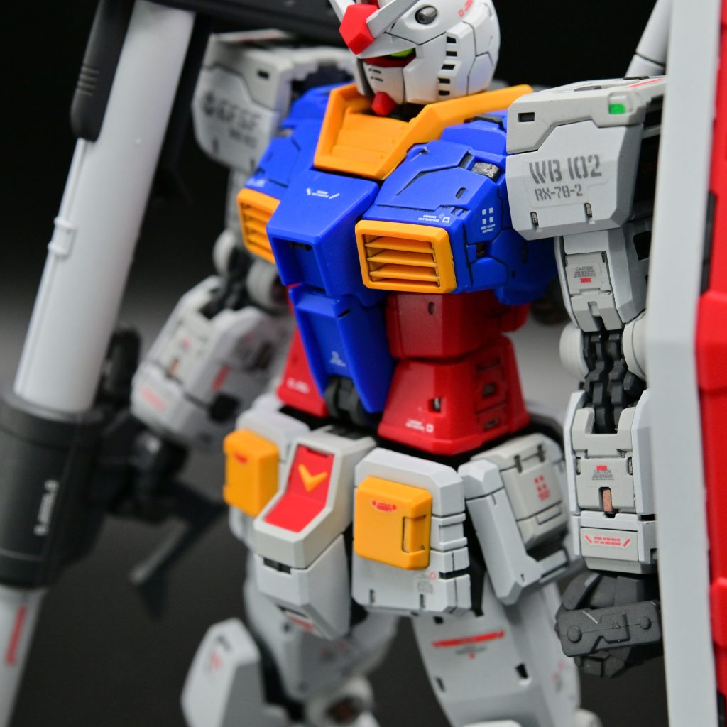 フレームはメカサフスーパーヘヴィで塗りましたが、装甲からチラ見えするモールドは同じ色だと穴だらけで悪目立ちするのでチタンシルバーで塗りました。