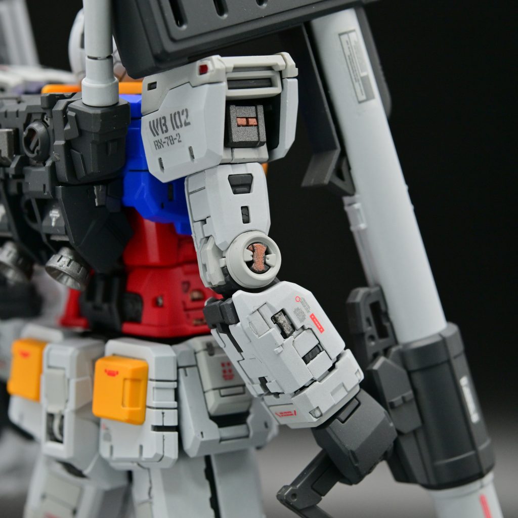 デカールは手持ちの水転写シールですが、キーアイコンのデカールは付属のガンダムシールを使っています。